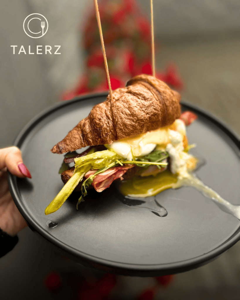 Croissant śniadaniowy w Restauracji Talerz w Płocku