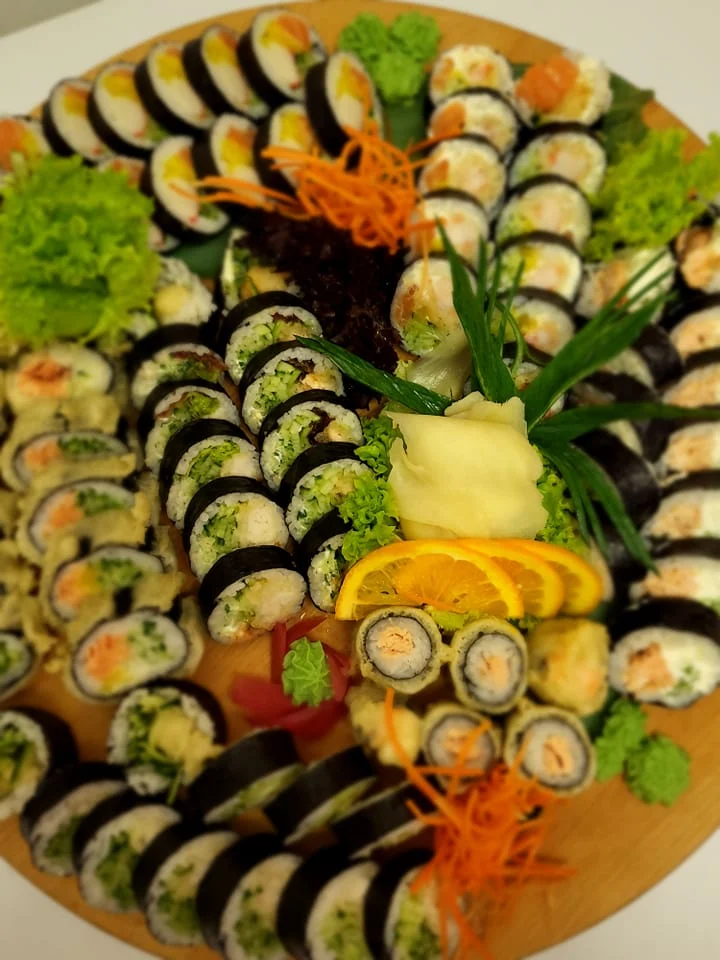 Zestaw rolek sushi na desce z galerii Inari Sushi